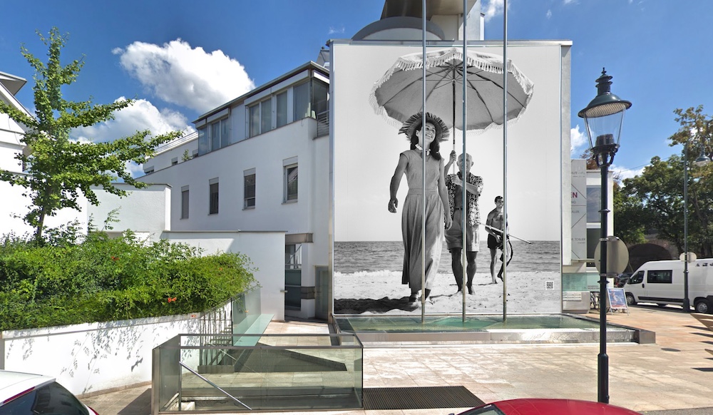 Foto der Fassade der Ordination mit einem Bild der La Gacilly Ausstellung